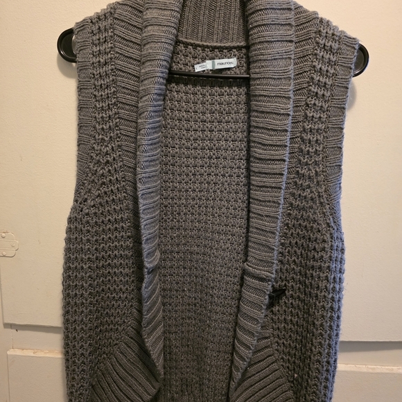 Maurices Chunky Knit Gray Sweater Vest- Size Large - Picture 2 of 3